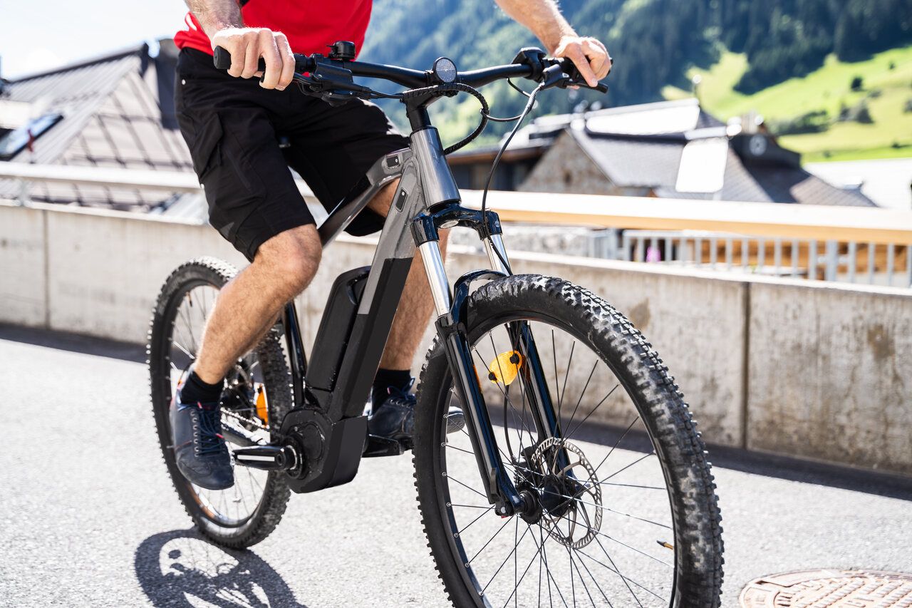 Ein Mann sitzt auf einem E-Bike