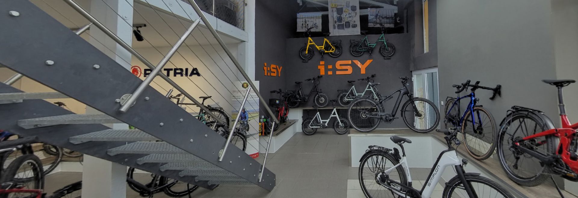 Ausstellungsraum von Innen mit verschiedenen Fahrrädern