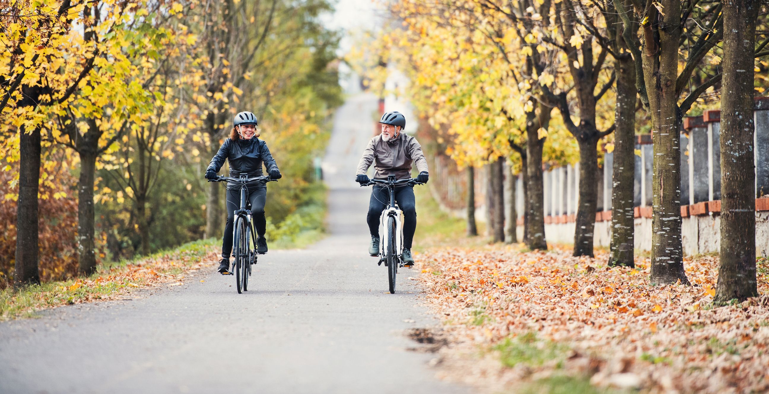 Ein älteres Paar fährt gemeinsam Fahrrad
